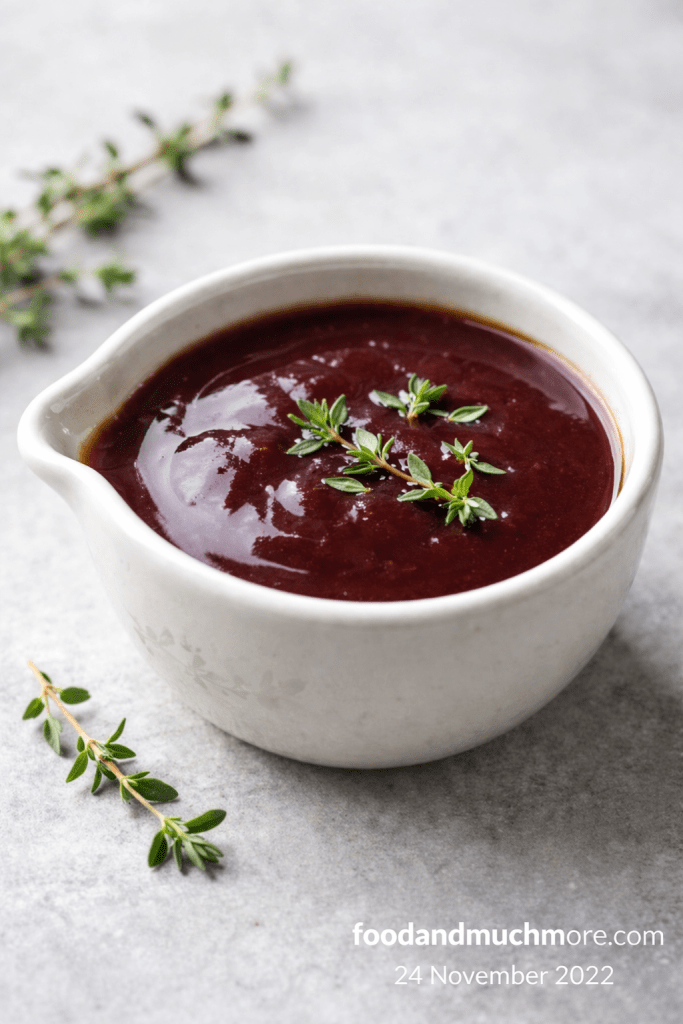 Klassisk rödvinssås med schalottenlök och timjan serverad i såsskål