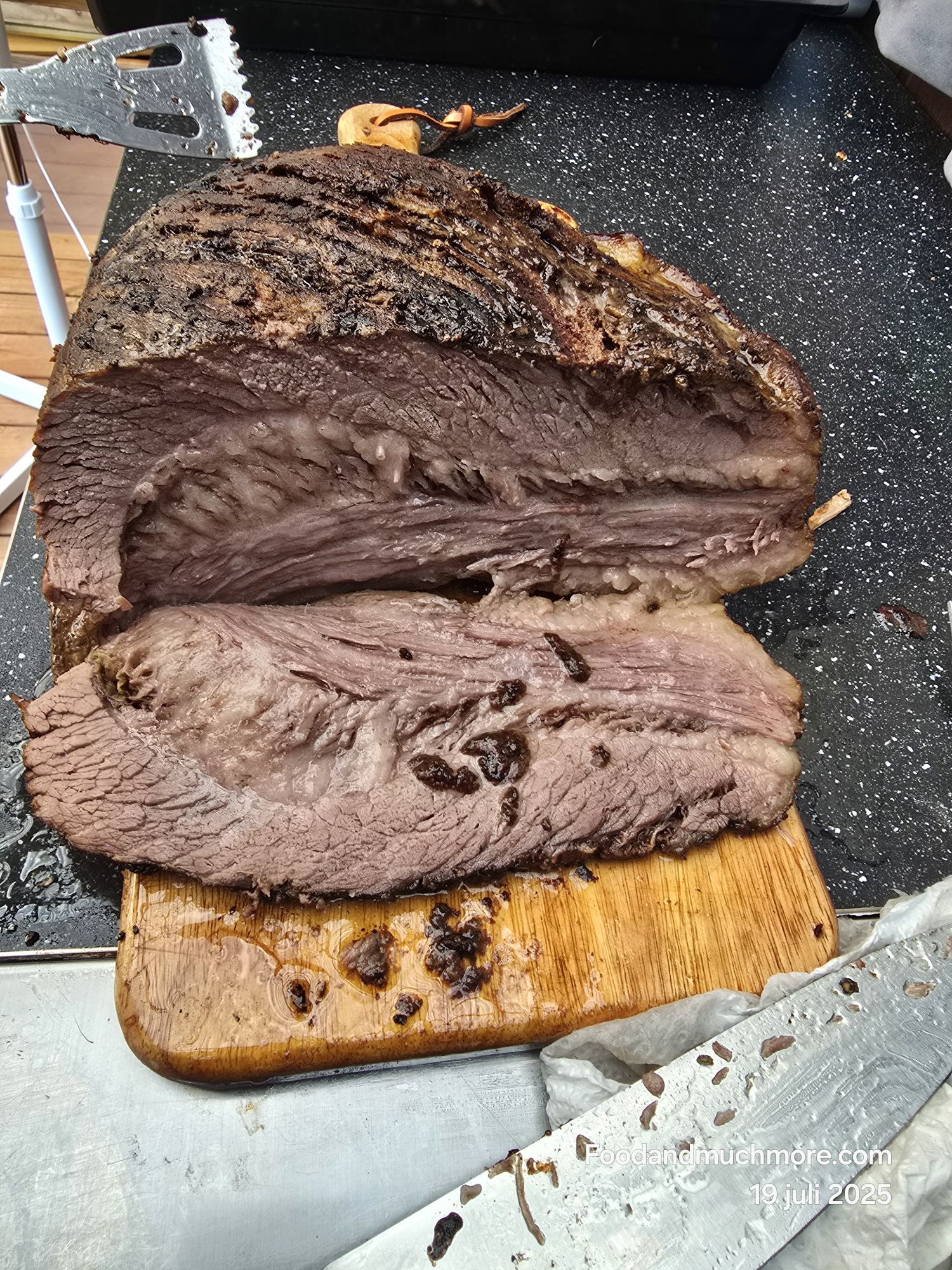Brisket i ugn med röksmak, skivad och serverad med BBQ-tillbehör