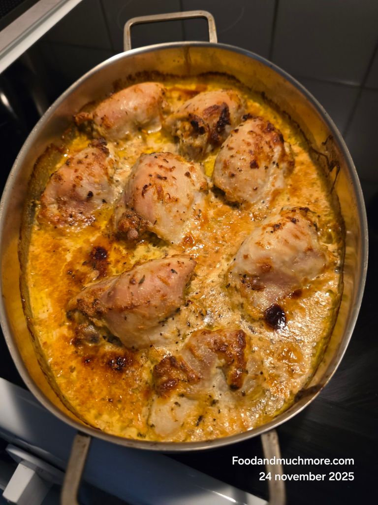 Fylld kycklinglårfilé med krämig crème fraîche och örter, serverad som saftig huvudrätt