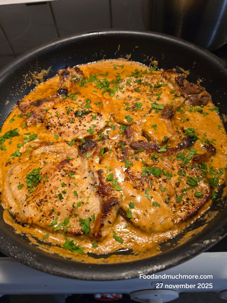 Fläskkotletter i krämig sås serverade med klassiska tillbehör