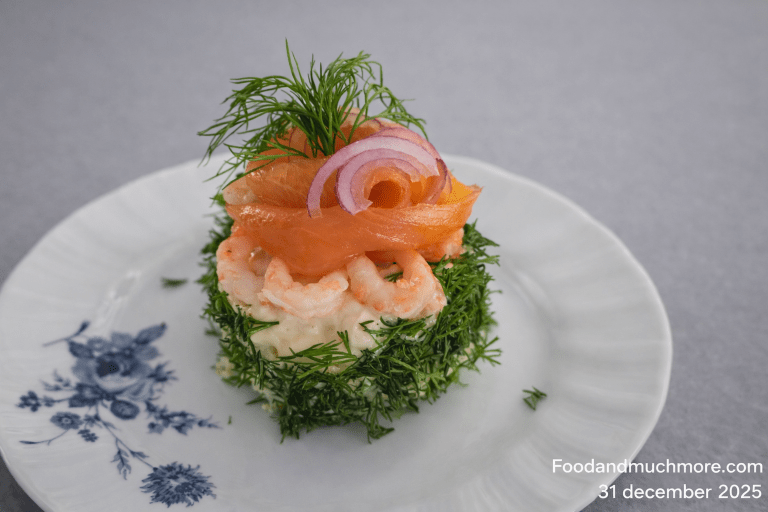 Räk- och laxtorn med dill och rödlök – elegant svensk förrätt