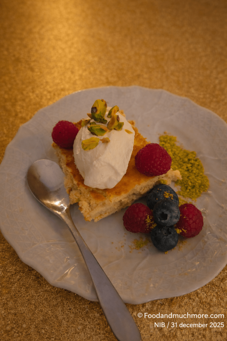 Lyxig bakad cheesecake – krämig dessert serverad med grädde och hallon