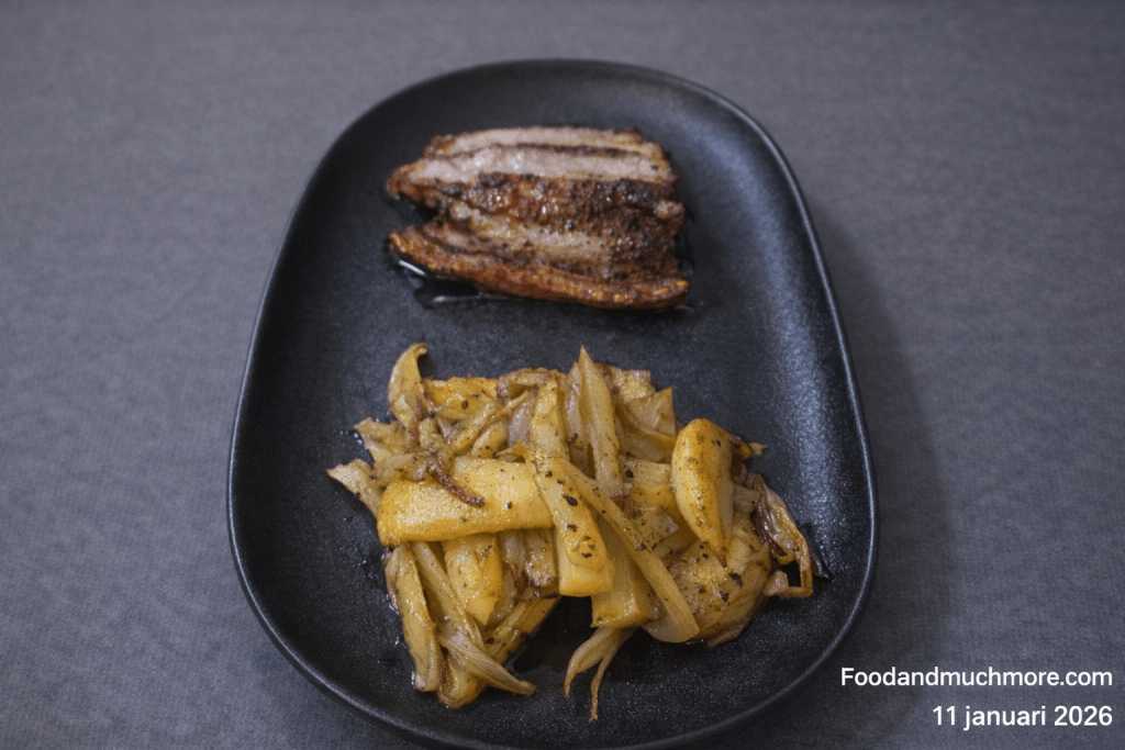 Krispigt sidfläsk serverat med karamelliserat äpple och fänkål smaksatt med calvados – nordisk och fransk fusionrätt