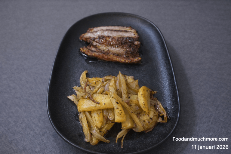 Krispigt sidfläsk serverat med karamelliserat äpple och fänkål smaksatt med calvados – nordisk och fransk fusionrätt