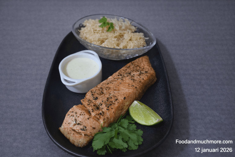 Stekt lax serverad med grön currysås, lime och krispigt jasminris