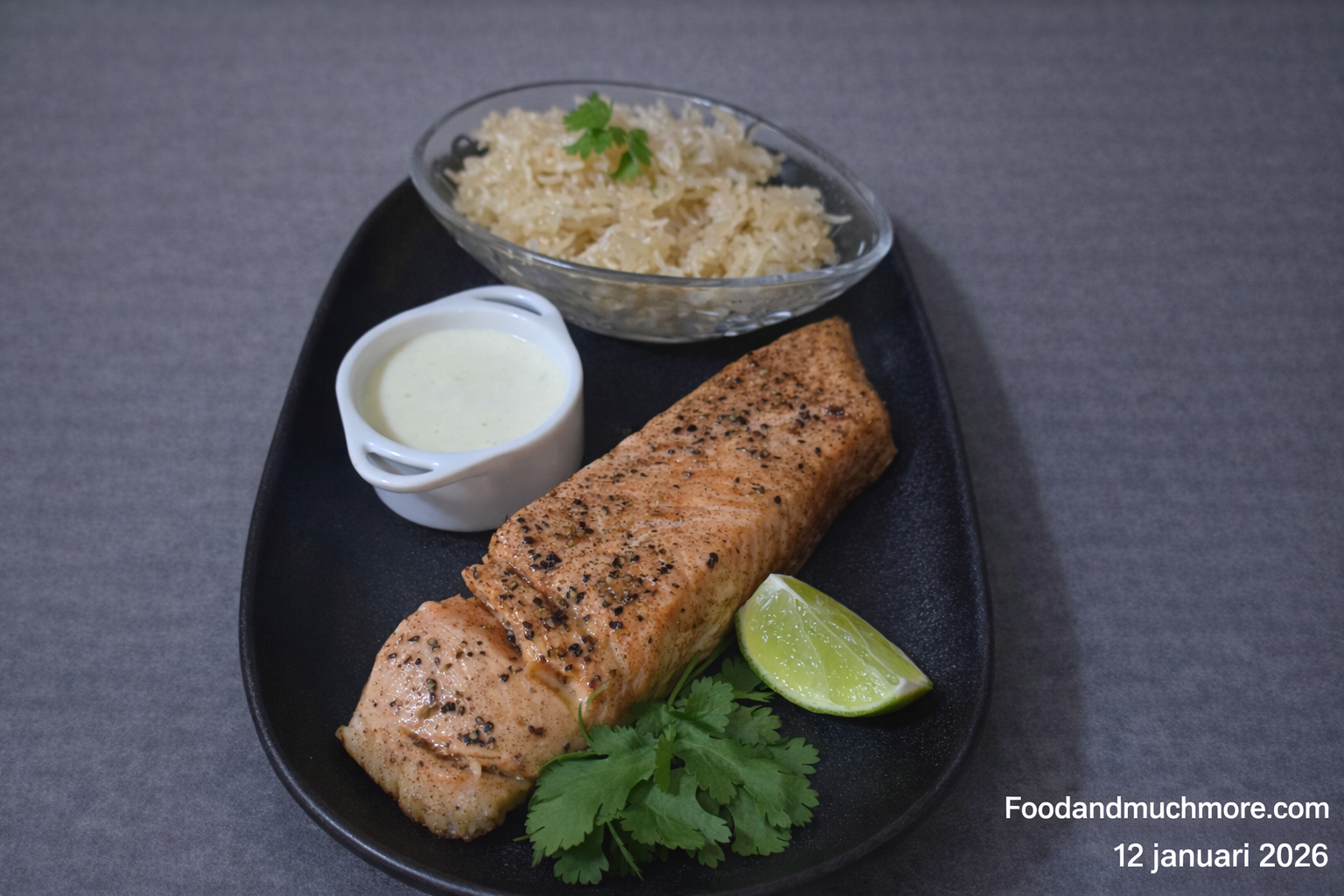 Stekt lax serverad med grön currysås, lime och krispigt jasminris