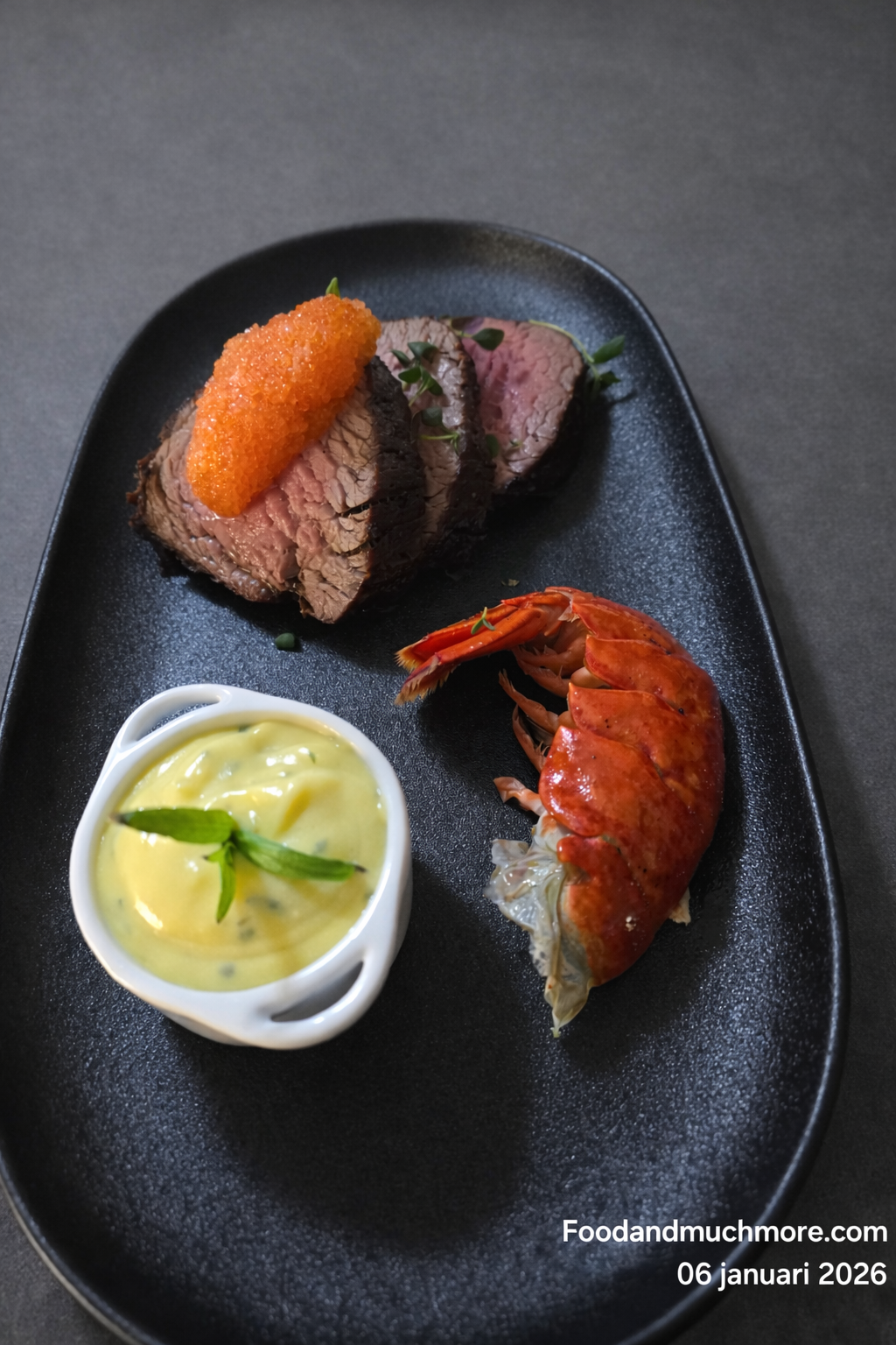Oxfilé surf and turf serverad med wasabi-béarnaise och grillad hummer