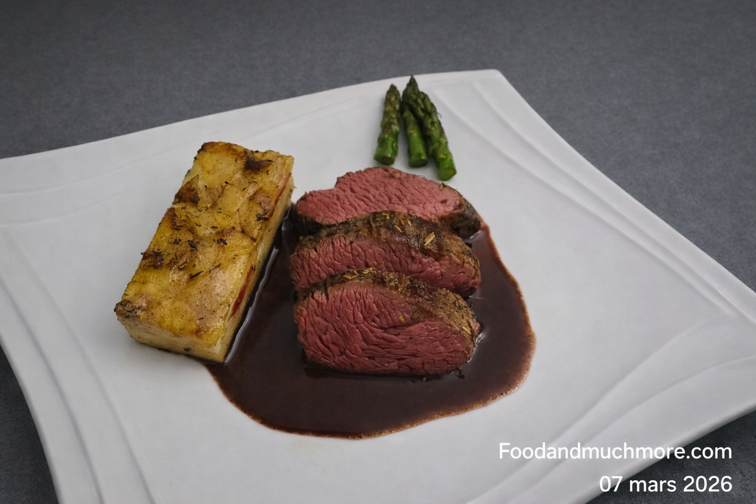 Tender Strip med tryffelpotatisterrin, sparris och rödvinssky