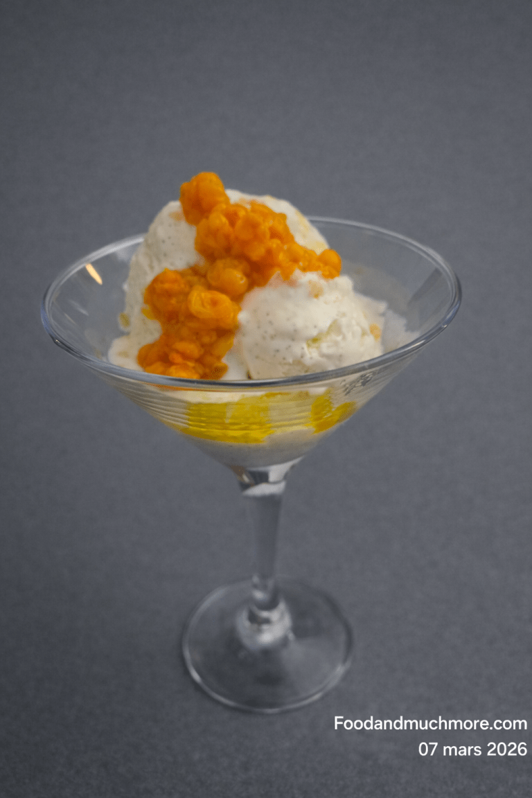 Brynt smör-glass med hjortron och rostade mandlar