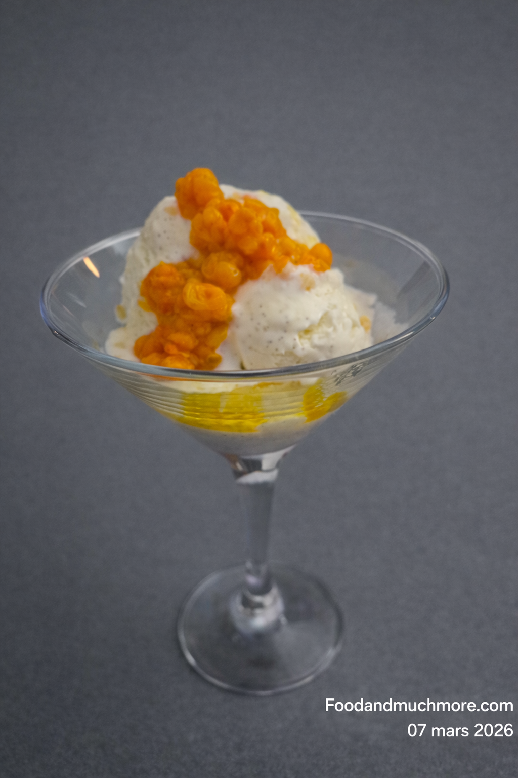 Brynt smör-glass med hjortron och rostade mandlar