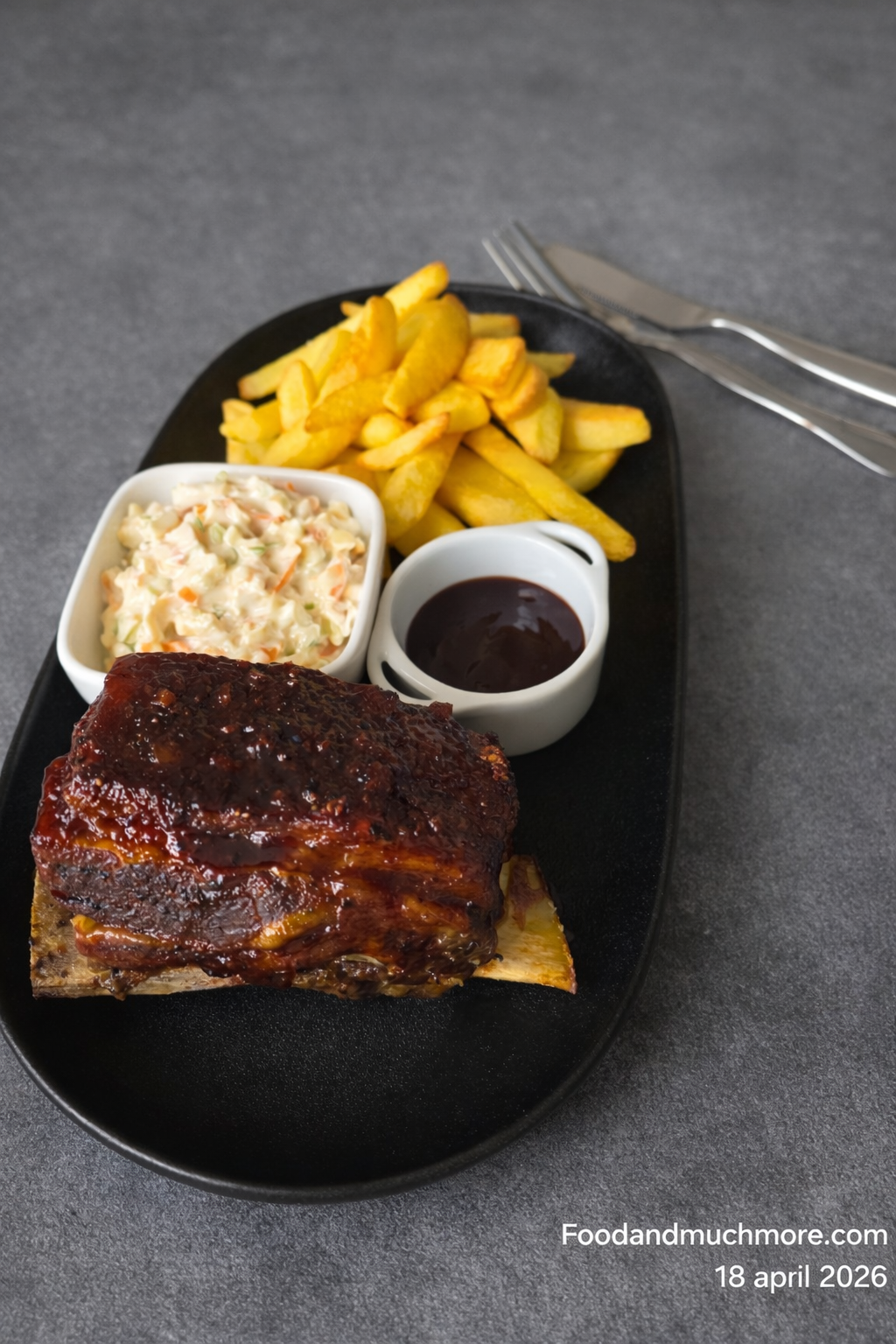 Långbakade short ribs i ugn med BBQ-glaze och pommes
