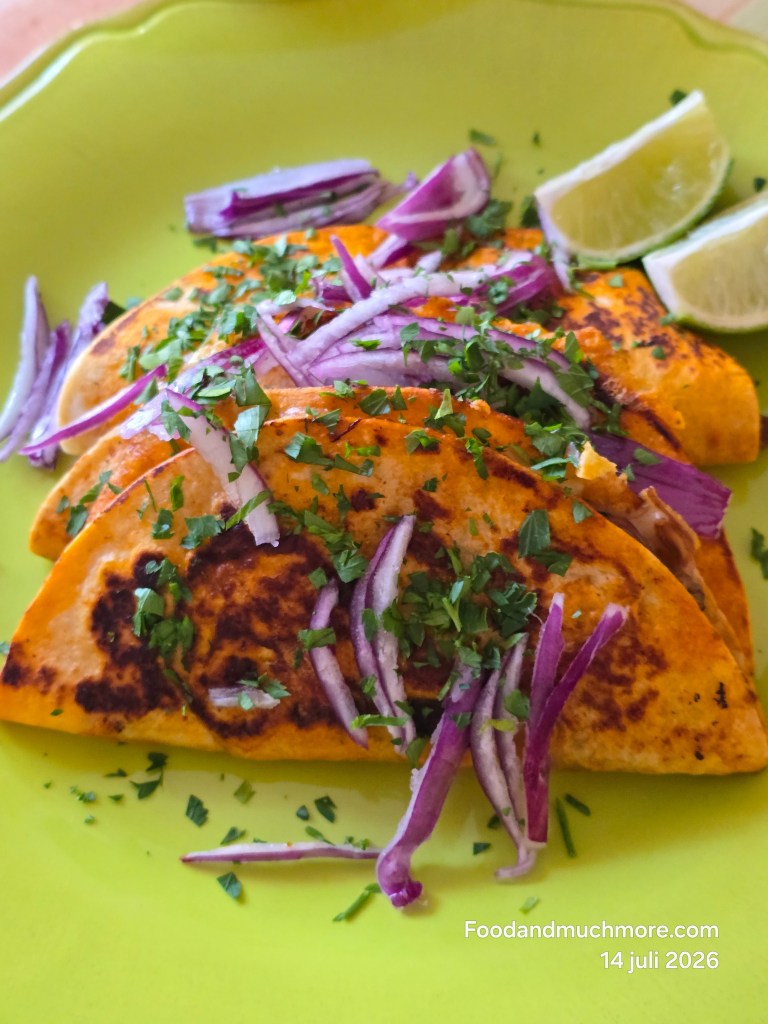 Autentiska Birria Tacos med långkokt nötkött, smält ost, koriander, lök