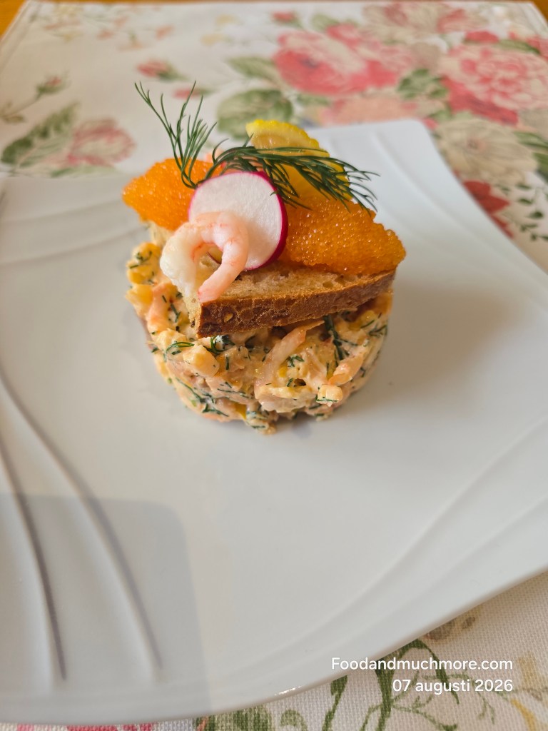 Skagen Roslagen med lax och räkor, rom, rädisa, dill och krispigt surdegsbröd