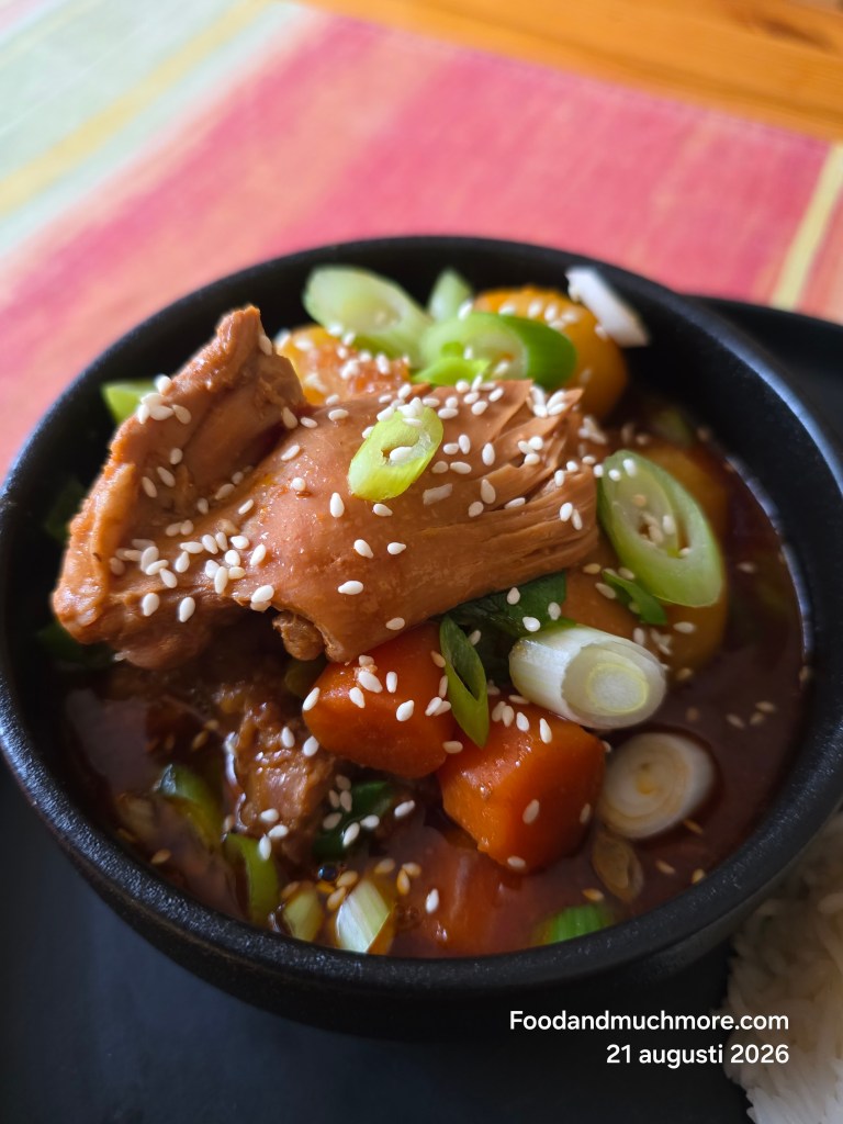 Dakbokkeumtang – koreansk het kycklinggryta med potatis, gochujang och gochugaru