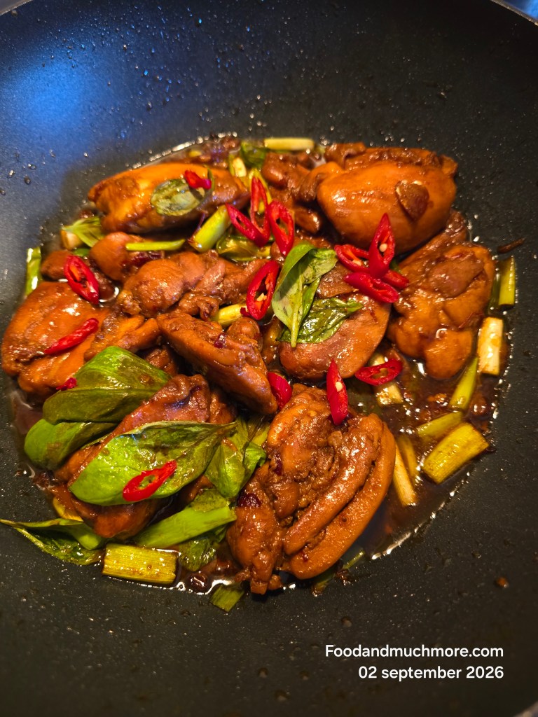 Three Cup Chicken San Bei Ji – taiwanesisk kyckling med soja, chili och thai-basilika